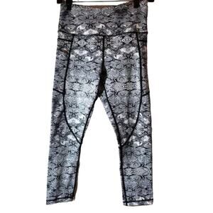 Zyia  Metallic Cobra Pocket Light n Tight Hi Rise Capri Leggings Size 4‎